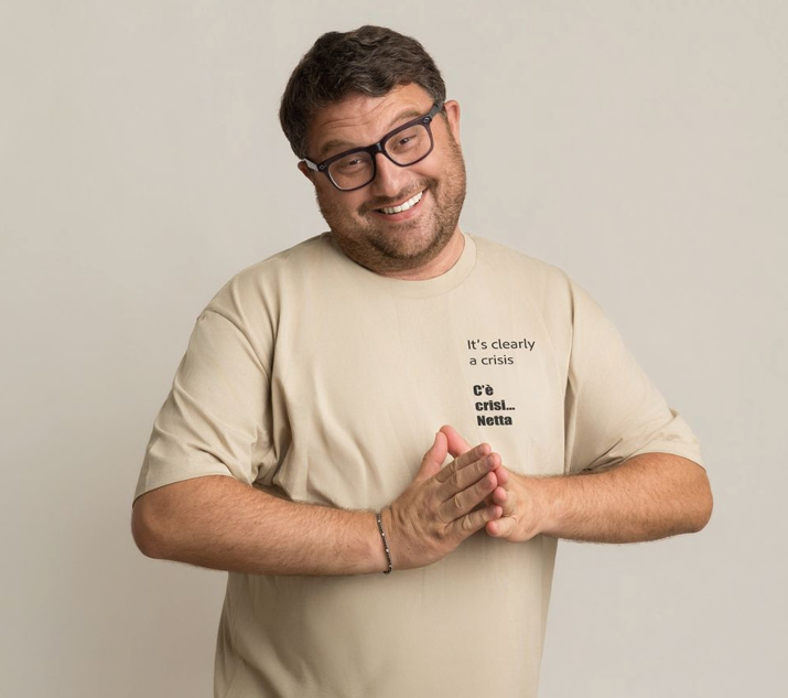 Modello con t-shirt AURA C'è crisi netta